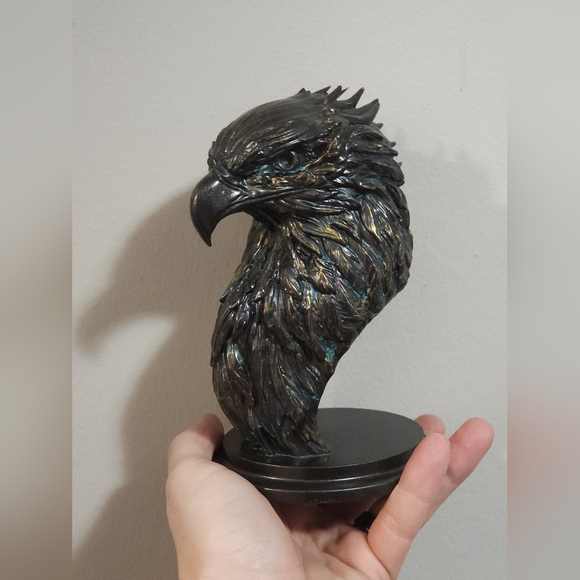 Majestic Bald Eagle Resin Bust - Detailed Wildlife Sculpture - Picture 2 of 3